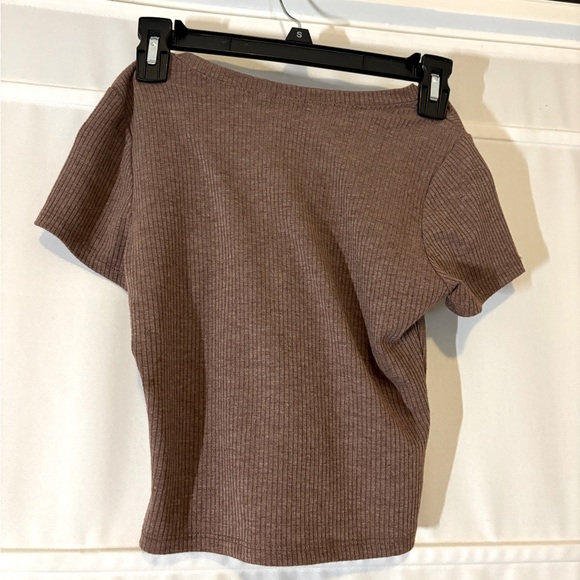 Woman’s casual short sleeve crop top - Picture 2 of 3